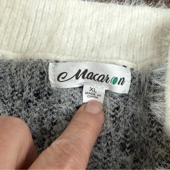 Macaron XL Fuzzy Leopard Print V Neck Sweater Soft Cozy White Black Animal Knit - Picture 5 of 8